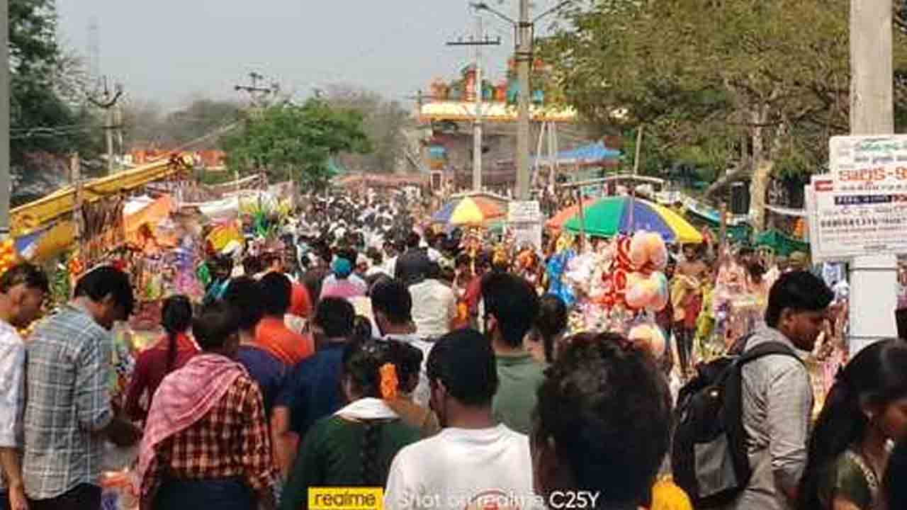 Theerthala sangameshwara Swamy Jathara | తీర్థాల జాతరకు పోటెత్తిన భక్తజనం.. ట్రాఫిక్ జామ్‌తో ఇబ్బందులు