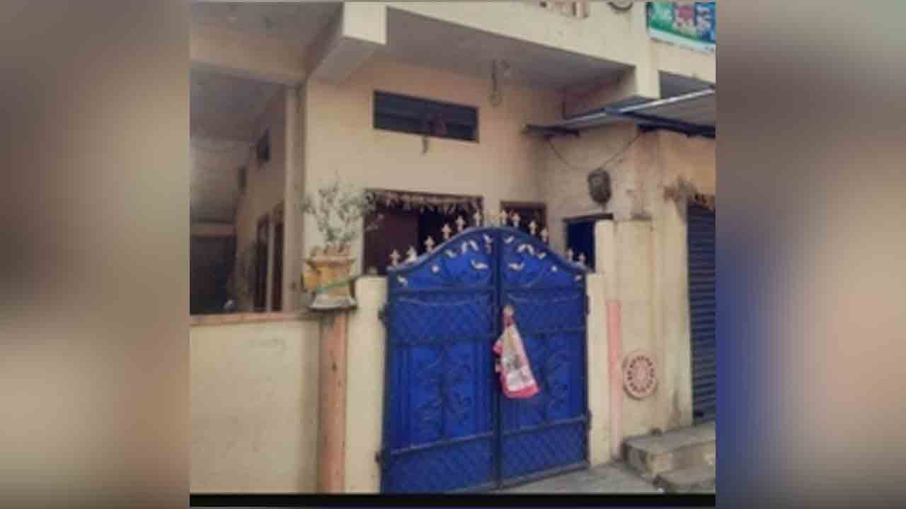 Theft | తాళం వేసిన ఇంట్లో దొంగతనం.. నగలు,నగదు చోరీ