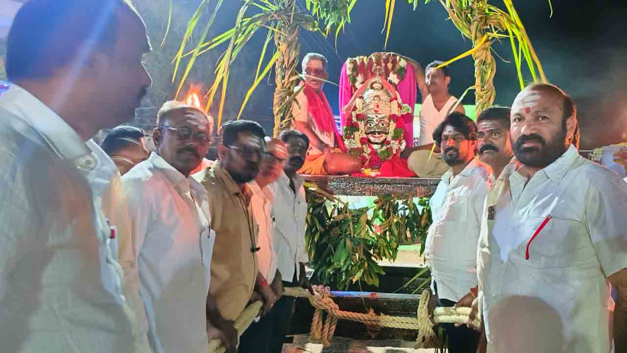 Tikka Veereswara Swami | వైభవంగా తిక్కవీరేశ్వరస్వామికి చట్టసేవ.. మార్మోగిన శివ నామస్మరణ..!