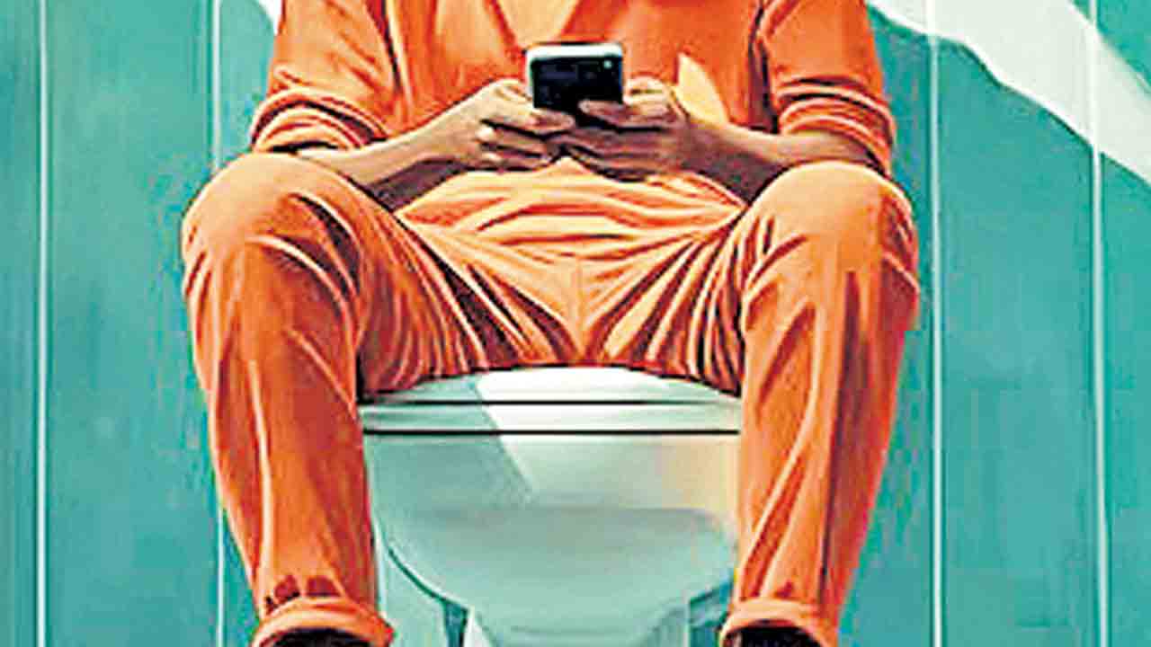 Mobile Phone | టాయిలెట్‌లో మొబైల్‌ వాడకంతో పైల్స్‌ సమస్యలు