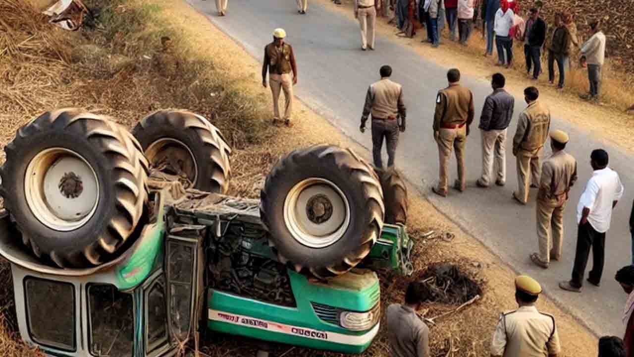 Boys Skip School For Tractor Ride | ట్రాక్టర్‌పై షికారు కోసం స్కూల్‌ ఎగ్గొట్టిన బాలురు..   బోల్తాపడటంతో ముగ్గురు మృతి