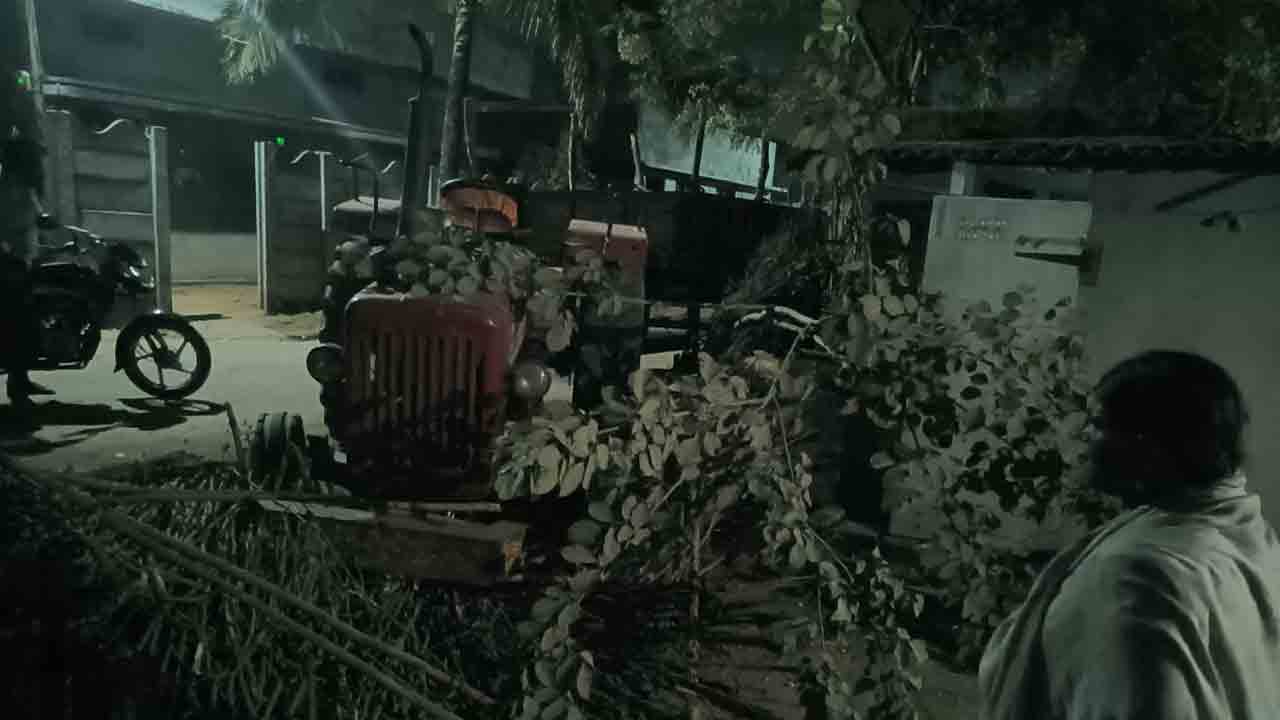 Kothagudem | ఇసుక అక్రమ రవాణా.. అదుపుతప్పి ఇంట్లోకి దూసుకెళ్లిన ట్రాక్టర్