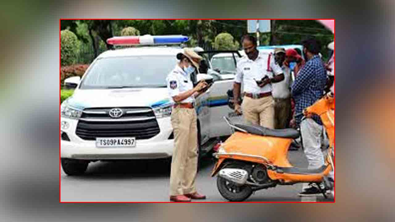 Traffic Police | రోడ్లపై ఇష్టరాజ్యంగా పార్కింగ్ చేసిన వాహన యజమానులకు జరిమానా