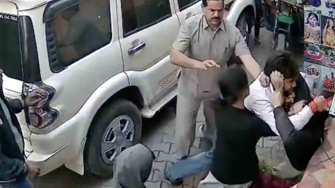 Watch: మంత్రి మేనల్లుడు, పూల వ్యాపారి మధ్య ఘర్షణ.. వీడియో వైరల్‌