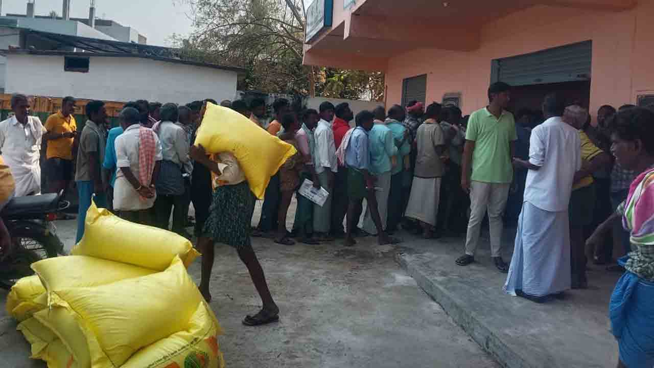 UREA | యూరియా కోసం అన్నదాతల ఆరాటం.. కొల్లాపూర్ మండలంలో 296 మెట్రిక్ టన్నుల కొరత