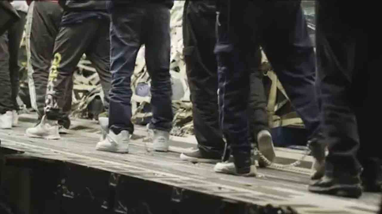 Indian immigrants | కాళ్లకు, చేతులకు సంకెళ్లతో భారత వలసదారులు.. వీడియో