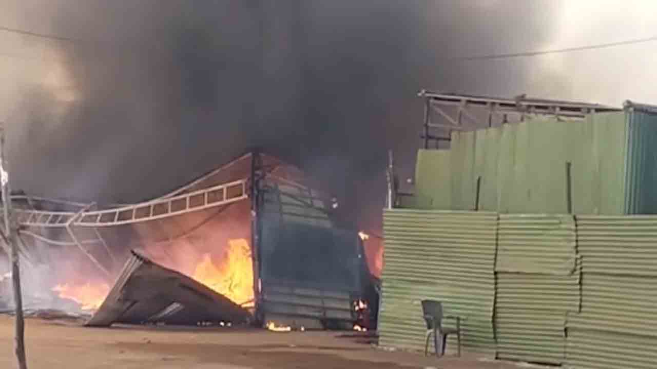 Fire Incidents | విజయవాడ ఎగ్జిబిషన్‌లో భారీ అగ్నిప్రమాదం.. స్టాళ్లు, ఫర్నిచర్‌ ఆహుతి