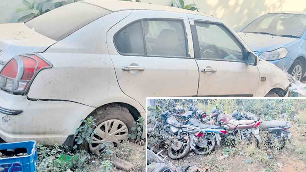 మట్టిలో కూరుకుపోతున్న వాహనాలు