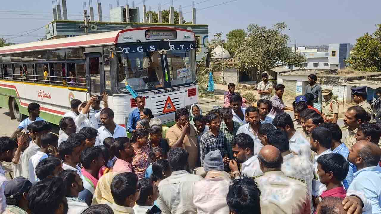 జీతమడిగితే చితకబాదిన పోలీసులు