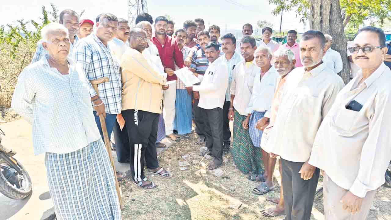 భూ సర్వేను అడ్డుకున్న గ్రామస్తులు