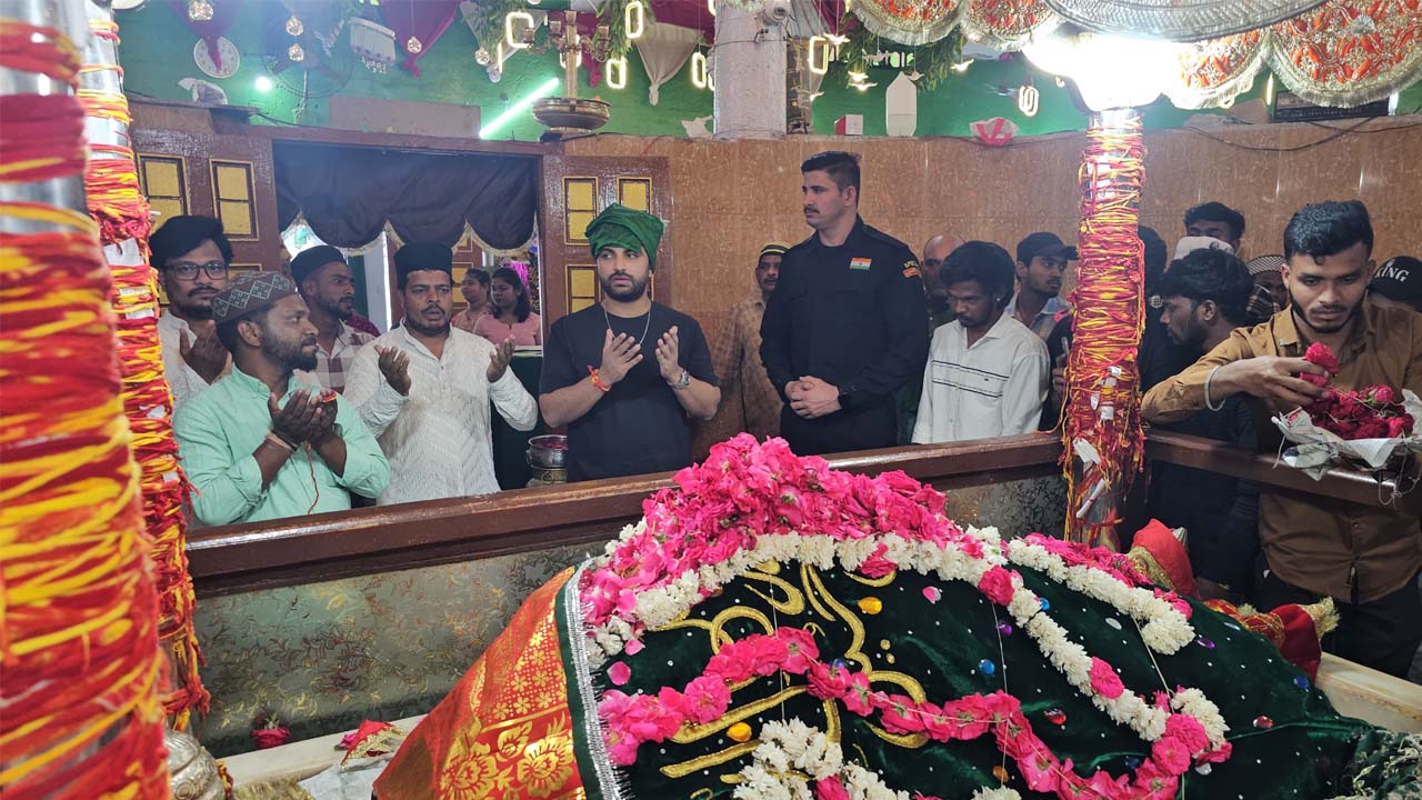 Vishwak Sen | జేపీ దర్గాలో హీరో విశ్వక్‌సేన్‌ ప్రత్యేక ప్రార్థనలు