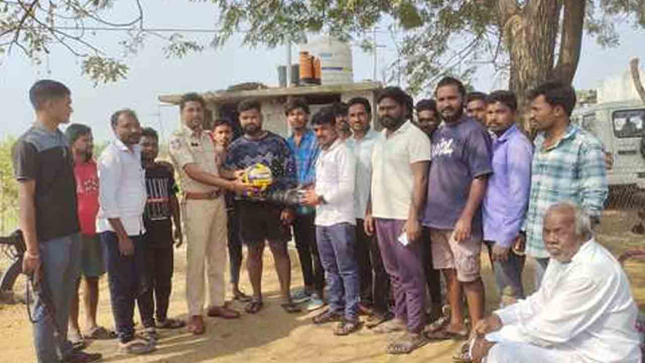 SI Naresh | యువత చదువుతో పాటు క్రీడల్లో రాణించాలి : ఎస్సై నరేష్‌