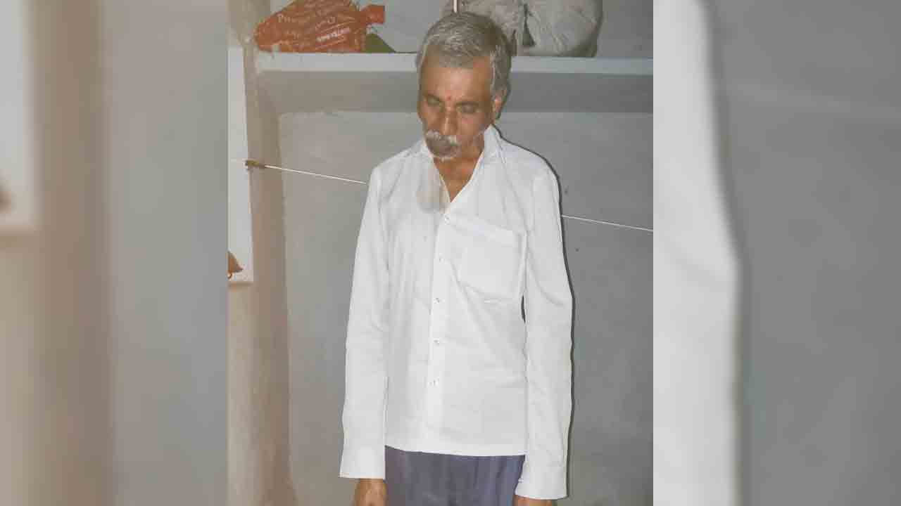 Weaver Worker Commits Suicide | సిరిసిల్లలో మరో నేత కార్మికుడు ఆత్మహత్య.. ఉపాధి లేక అఘాయిత్యం ..!