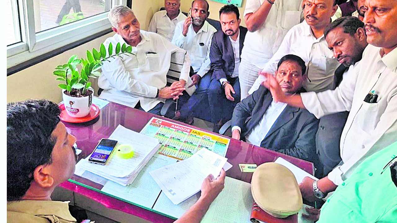 అడ్వకేట్‌ అయితేందిరా..