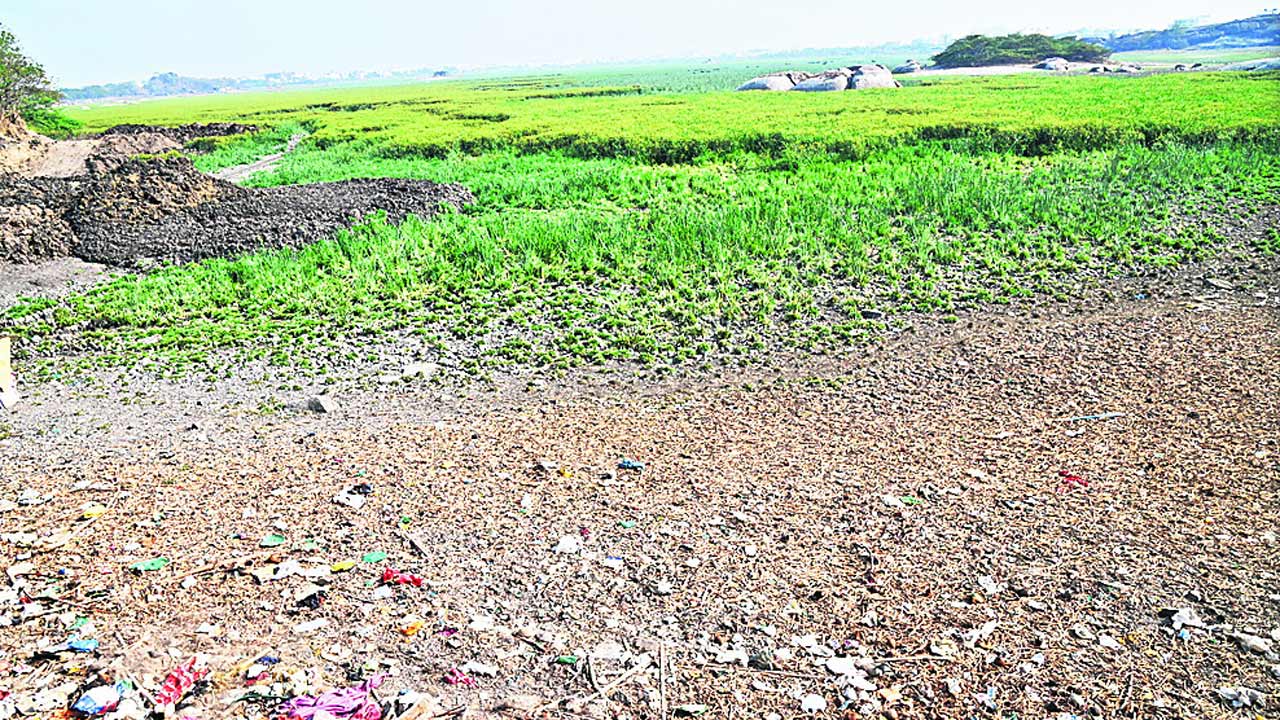 నీళ్లు వదిలారు.. దిక్కులు చూస్తున్నారు