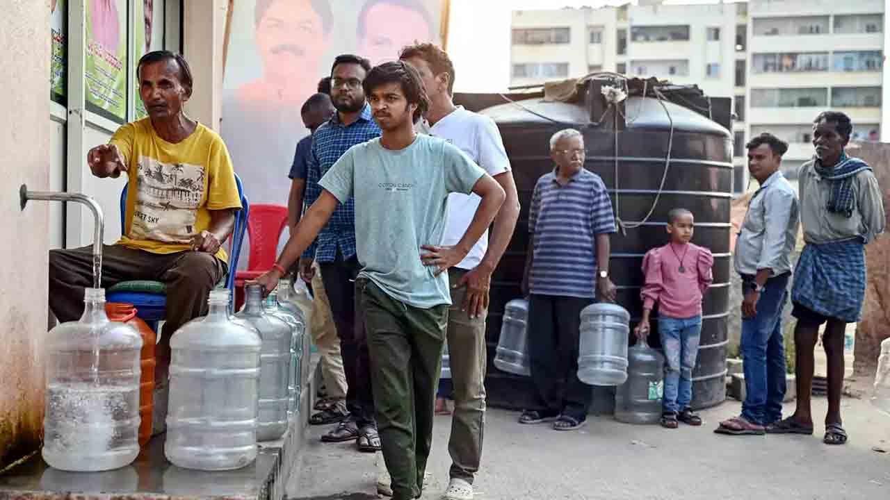 Water Crisis | బెంగళూరులో నీటి సంక్షోభం.. డ్రింకింగ్‌ వాటర్‌ను వృథా చేస్తే భారీ జరిమానా