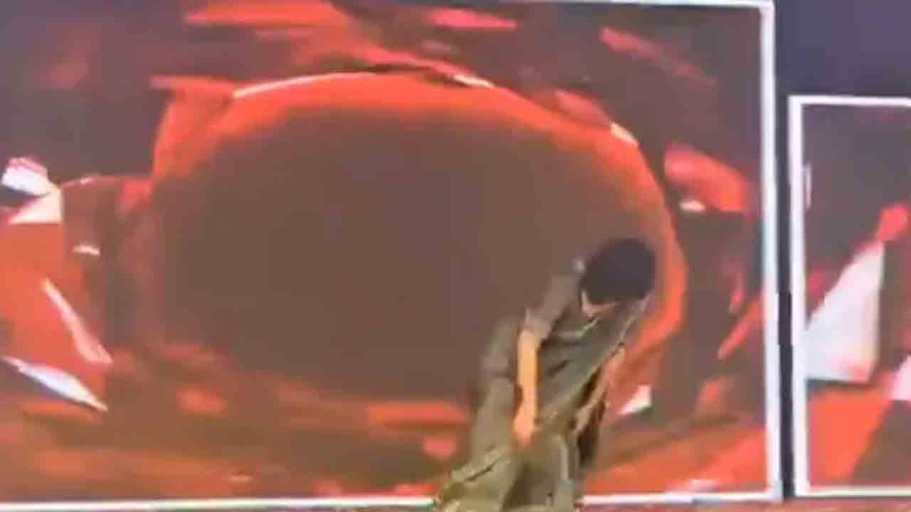 Woman Dies | స్టేజ్‌పై డ్యాన్స్‌ చేస్తూ.. గుండెపోటుతో కుప్పకూలిన యువతి.. షాకింగ్‌ వీడియో