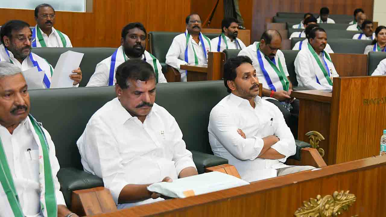 ప్రతిపక్ష హోదా ఇవ్వలేదని వైసీపీ వాకౌట్‌