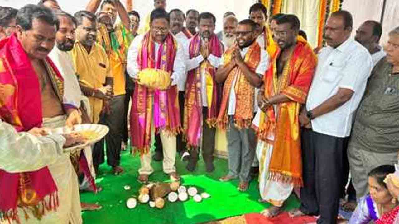 Yennam Srinivas Reddy | అంగరంగ వైభవంగా విగ్రహాల ప్రతిష్టాపన కోసం భూమి పూజ : ఎమ్మెల్యే యెన్నం శ్రీనివాస్ రెడ్డి