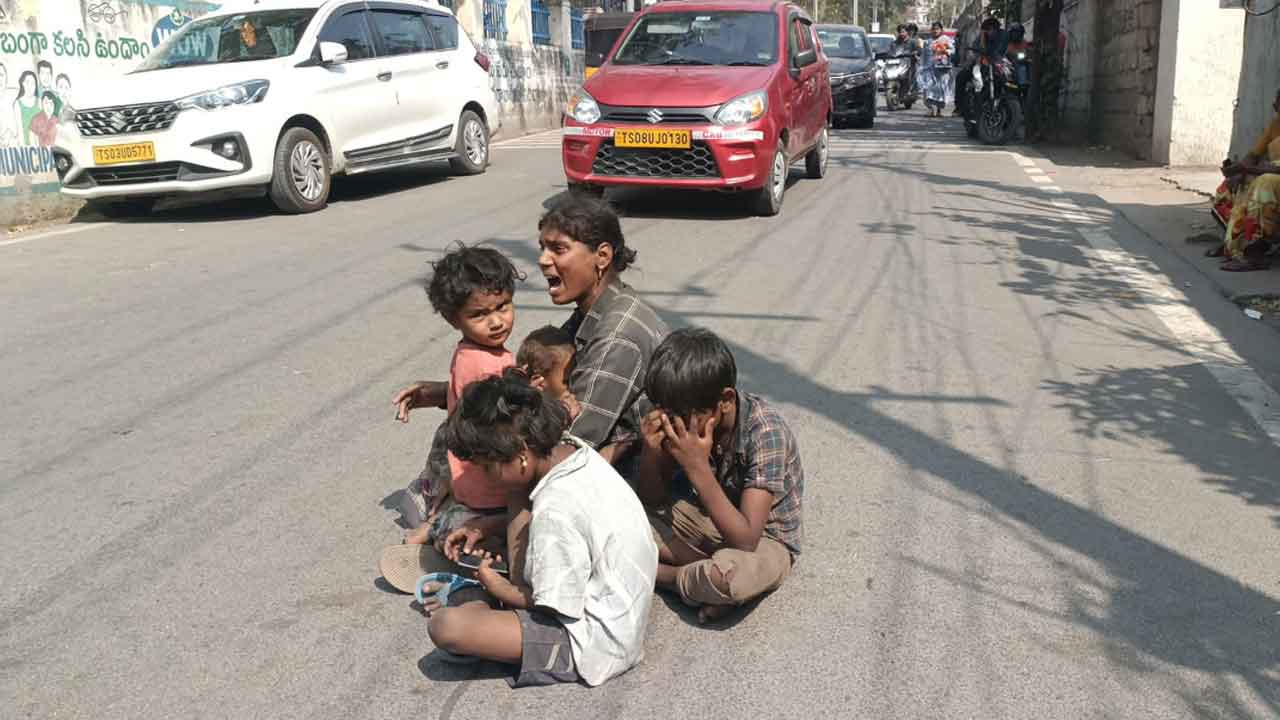 Aadhaar |  ఆధార్ కార్డుల కోసం రోడ్డెక్కిన మహిళ.. నలుగురు పిల్లలతో కలిసి జీహెచ్‌ఎంసీ ఆఫీస్ ఎదుట ధర్నా