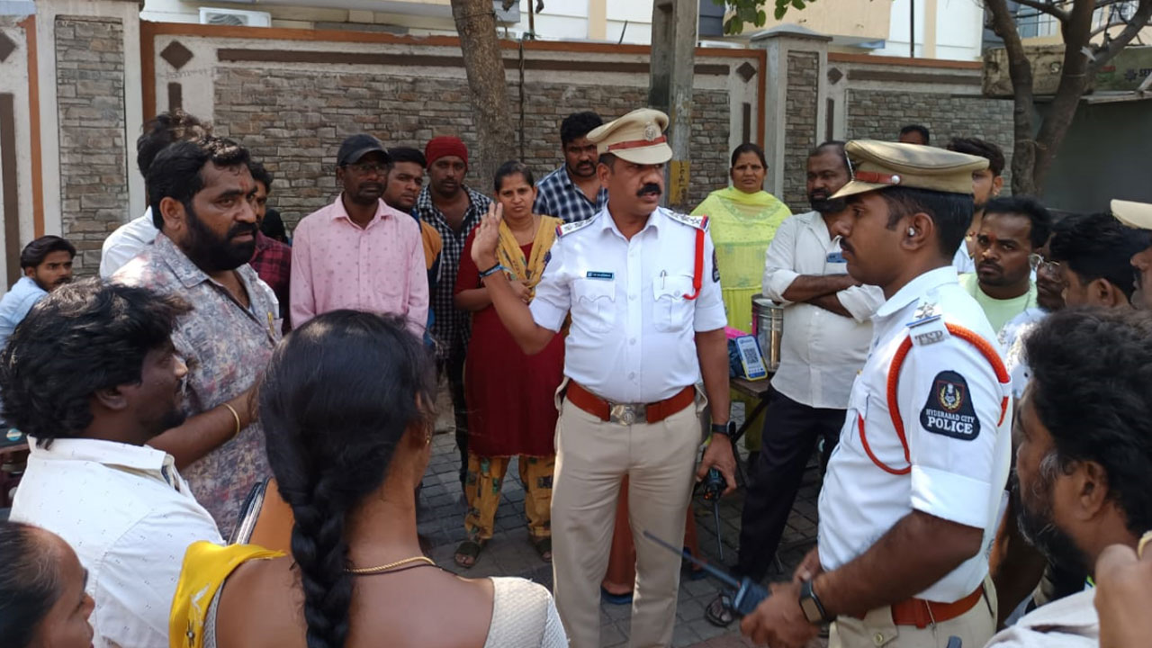 Hyderabad | మా బతుకులను ఆగం చేయకండి అయ్యా.. కాంగ్రెస్ ప్రభుత్వానికి మొర పెట్టుకున్న చిరు వ్యాపారులు