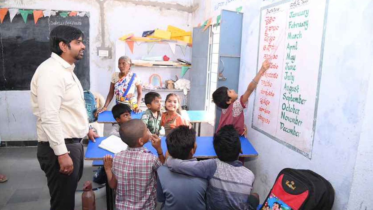 Kumar Deepak | టీచర్‌గా మారిన మంచిర్యాల కలెక్టర్.. విద్యార్థులలో ఉత్సాహం నింపిన కుమార్ దీపక్