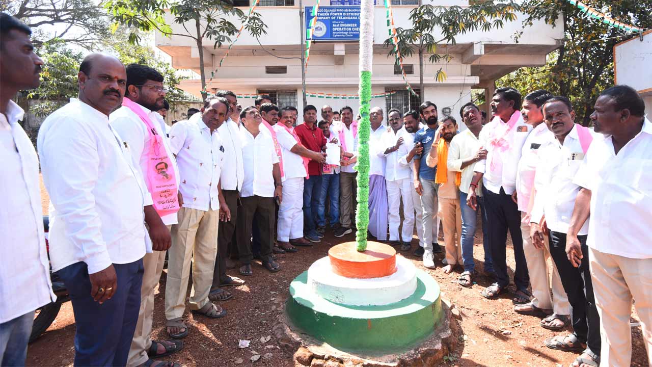 Telangana | 24 గంటల కరెంట్‌ అని చెప్పి.. కోతలు పెడుతున్నారు.. ఏఈకి బీఆర్‌ఎస్‌ నాయకుల వినతిపత్రం