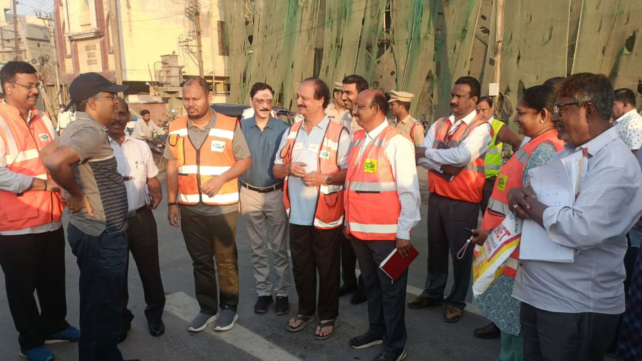 Amberpet Flyover | అంబర్‌పేట ఫ్లైఓవర్‌ పనులను పరిశీలించిన జీహెచ్‌ఎంసీ కమిషనర్‌