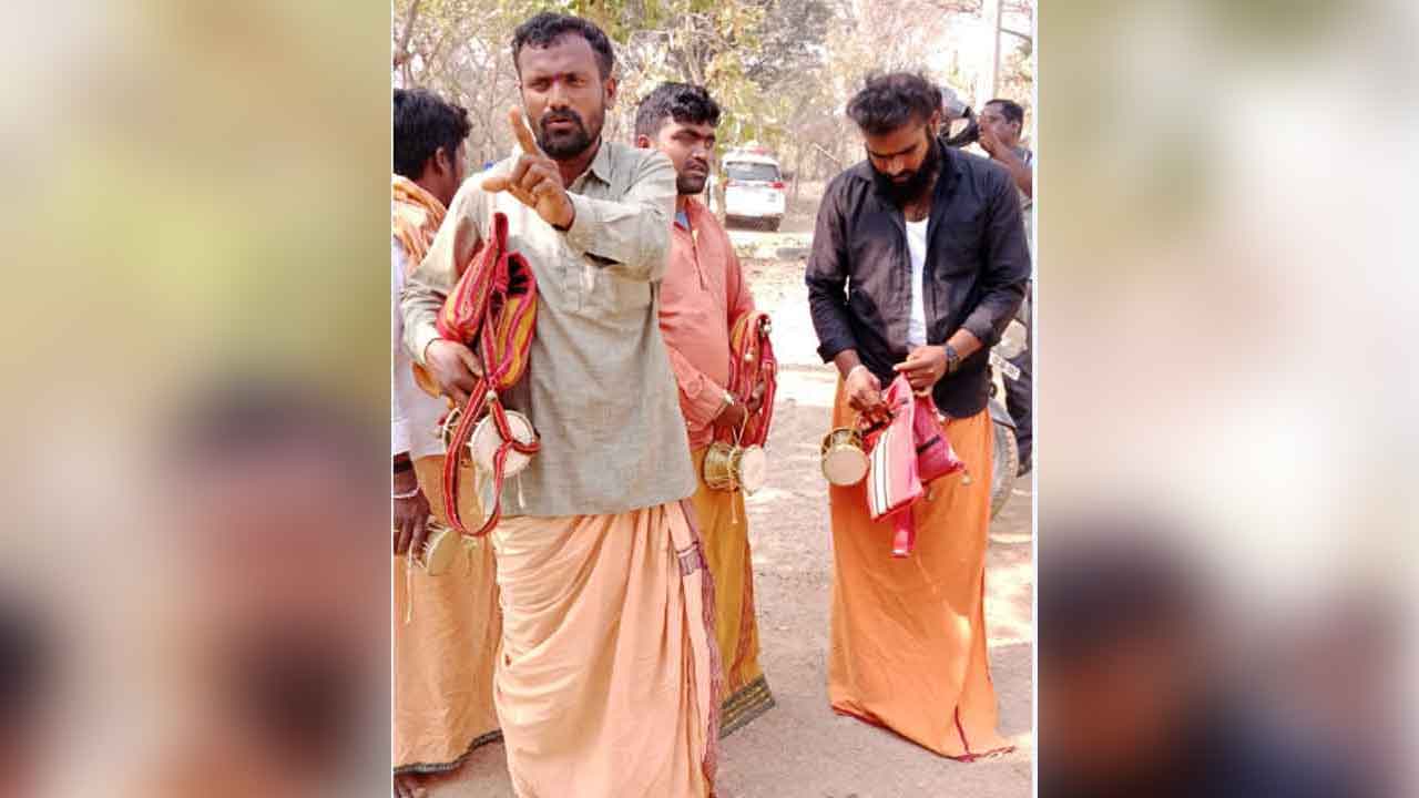 Kamareddy | అపరిచిత వ్యక్తులకు దేహశుద్ధి చేసిన గ్రామస్తులు