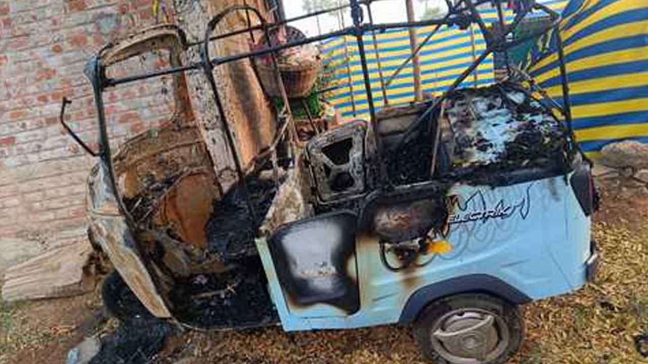 Electric auto | ఛార్జింగ్ అవుతుండగా కాలిపోయిన ఎలక్ట్రిక్ ఆటో