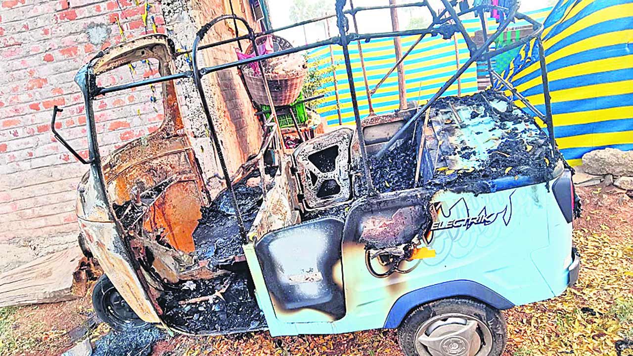 బ్యాటరీ పేలి దగ్ధమైన ఎలక్ట్రిక్ ఆటో