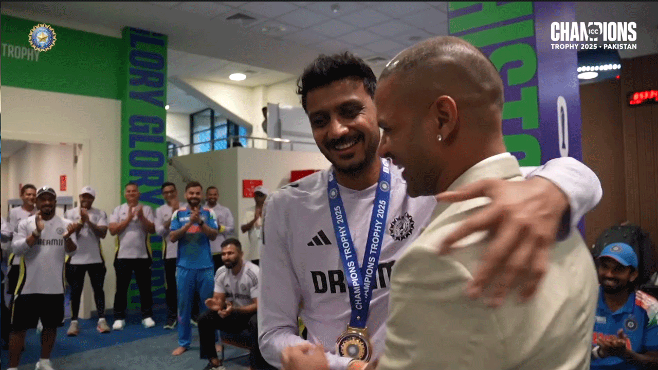 Champions Trophy: అక్ష‌ర్ మెడ‌లో మెడ‌ల్ వేసిన శిఖ‌ర్‌.. వీడియో