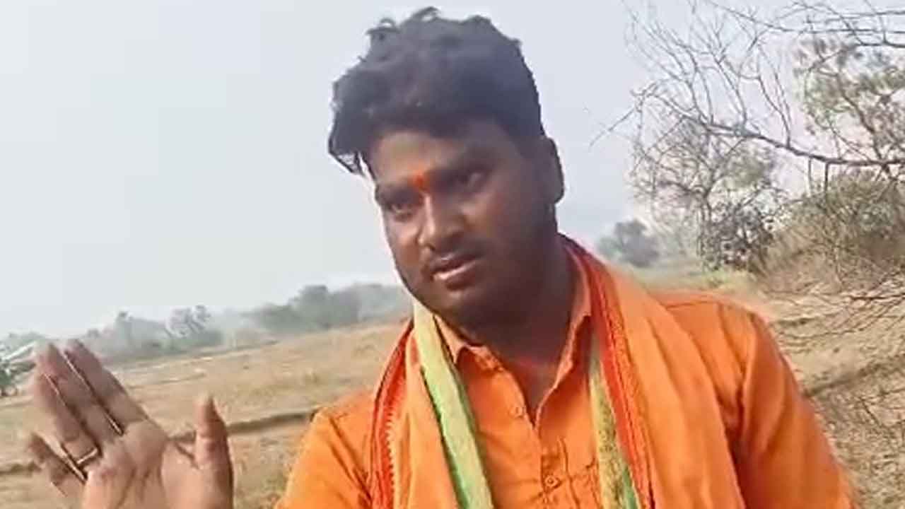 Karimnagar | హనుమాన్ మాలధారణతో మోసం.. దొంగ బాబాకు దేహశుద్ధి