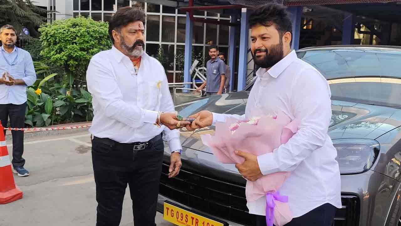Balakrishna Gifts Thaman | థ‌మ‌న్‌కి లగ్జరీ కారు గిప్ట్‌గా ఇచ్చిన బాల‌కృష్ణ