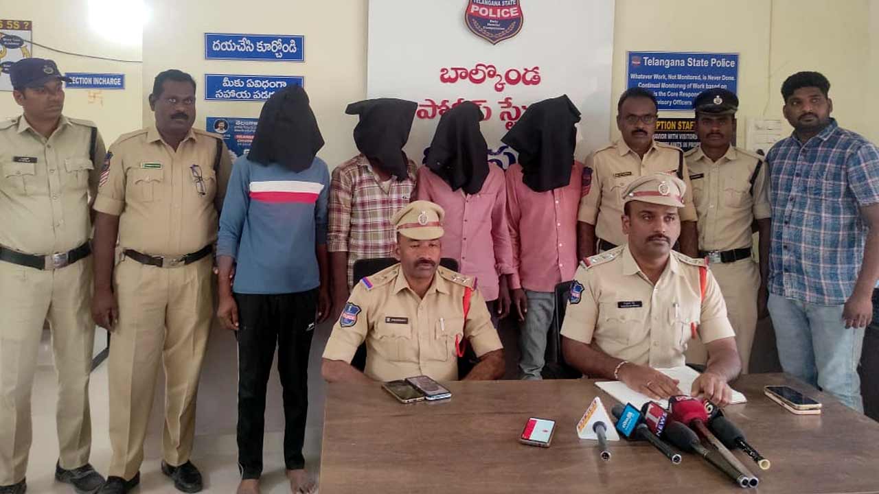 బాల్కొండలో ట్రాక్టర్‌ దొంగల పట్టివేత