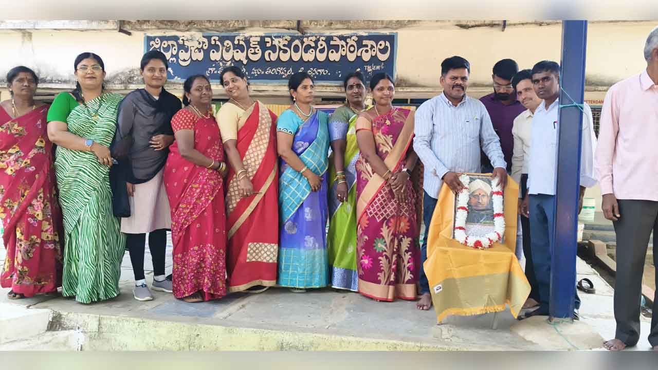 National Science Day | చదువుతో పాటు పరిశోధనలపై దృష్టి పెట్టాలి