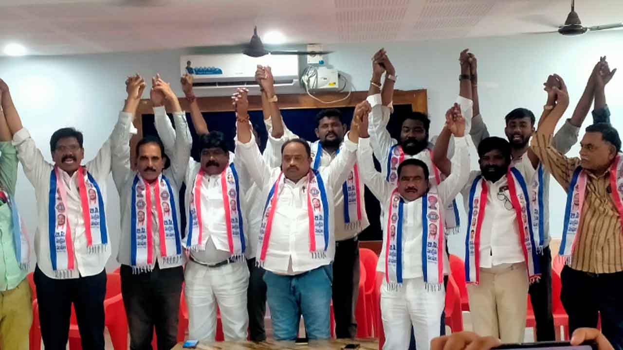 MLC elections | టీచర్ ఎమ్మెల్సీ ఎన్నికల్లో బీసీలను గెలిపించుకుందాం : బీసీ సంఘం నాయకులు