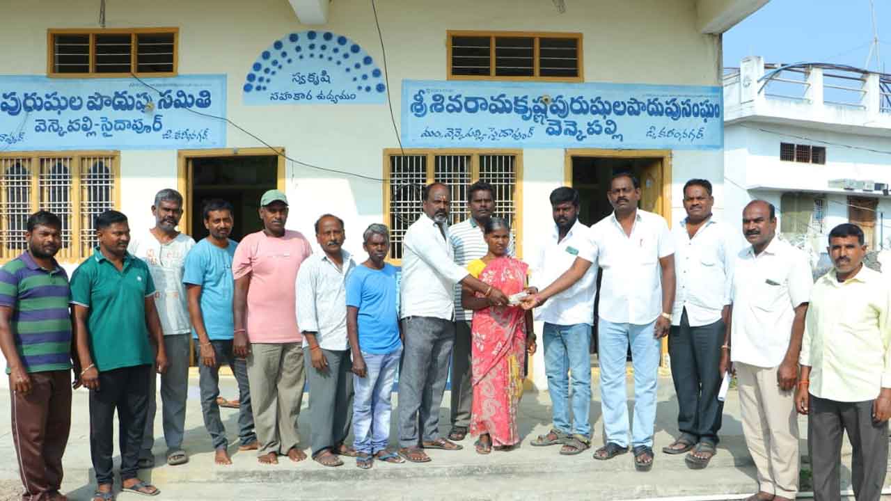 Insurance money | బాధిత కుటుంబానికి బీమా నగదు అందజేత