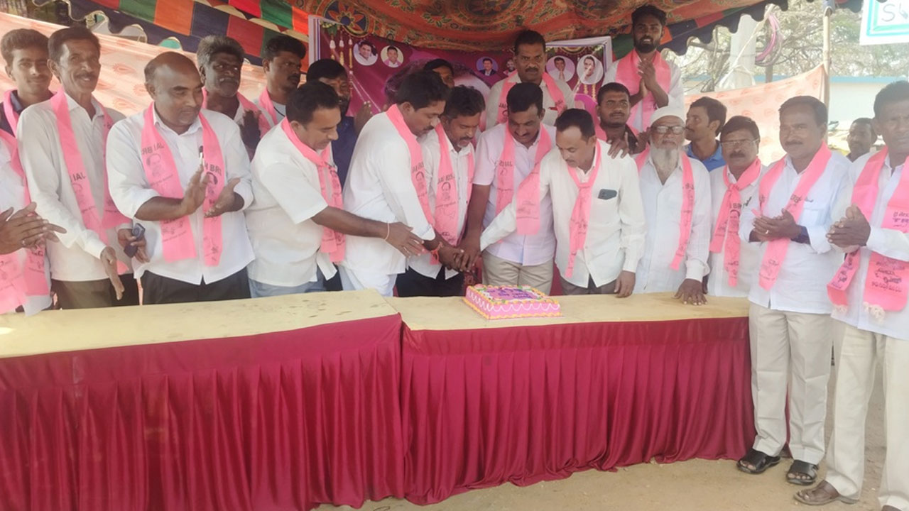 Chandrugonda | చండ్రుగొండలో ఘనంగా కేసీఆర్‌ పుట్టినరోజు వేడుకలు.. మొక్కలు నాటిన బీఆర్ఎస్ శ్రేణులు