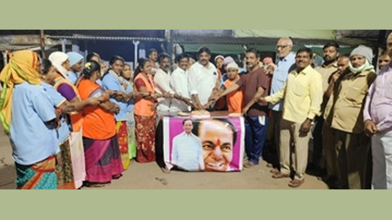 Godavarikhani | మళ్లీ సారే రావాలి.. గోదావరిఖనిలో పారిశుద్ధ్య కార్మికుల మధ్య కేసీఆర్‌ పుట్టినరోజు వేడుకలు