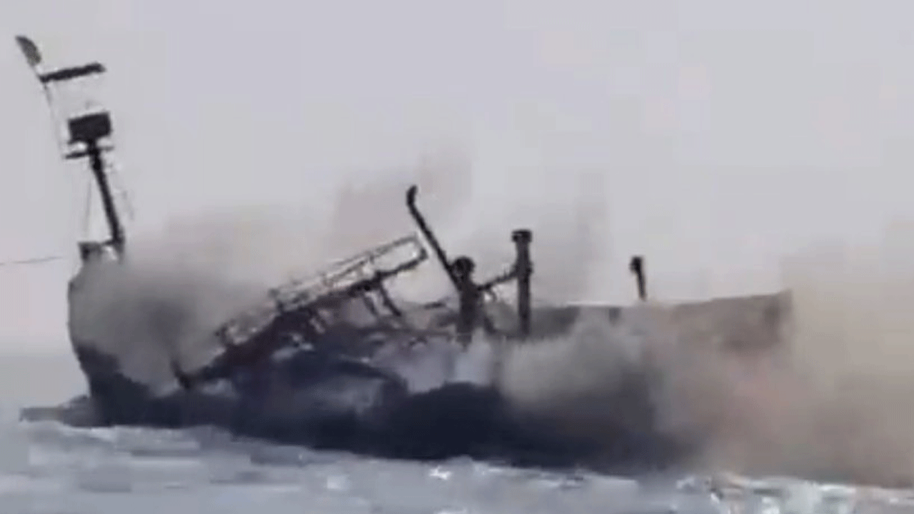 Fishermen Boat: జాల‌ర్ల బోటుకు అగ్నిప్ర‌మాదం..  ప్రాణాల‌తో బ‌య‌ట‌ప‌డ్డ 20 మంది