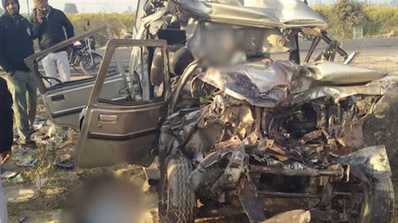 Maha Kumbh: ప్ర‌యాగ్‌రాజ్-మీర్జాపూర్ హైవేపై బ‌స్సును ఢీకొన్న బొలెరో..  రోడ్డు ప్ర‌మాదంలో 10 మంది భ‌క్తులు మృతి