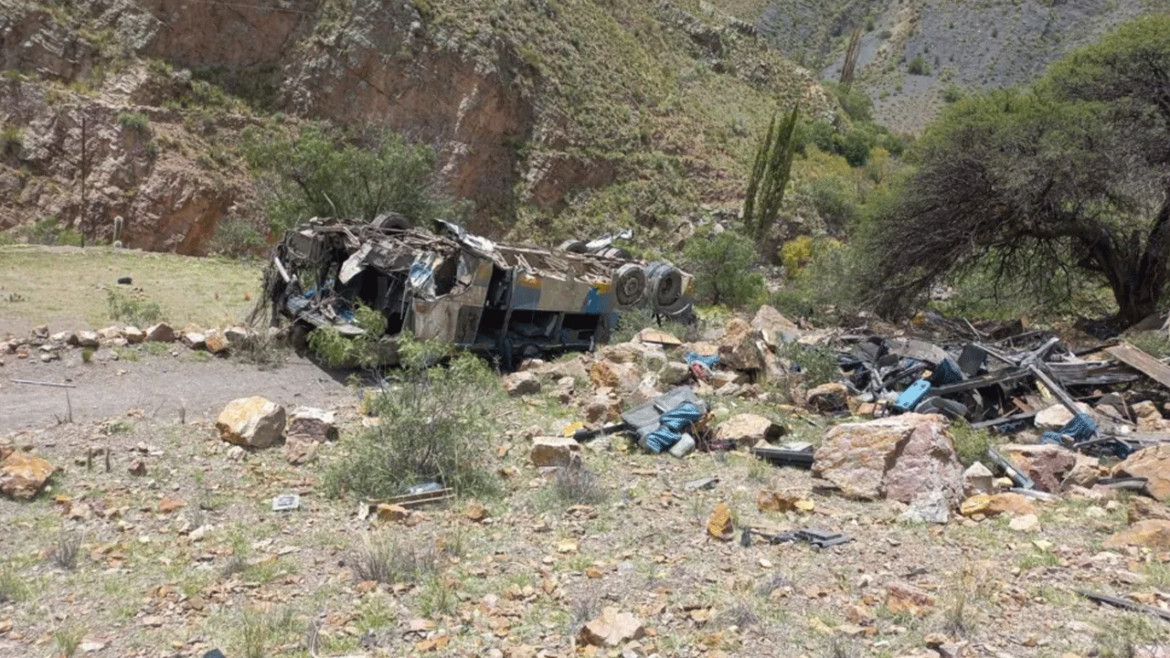 Bolivia: బొలివియా బ‌స్సు ప్ర‌మాదంలో 30 మంది మృతి