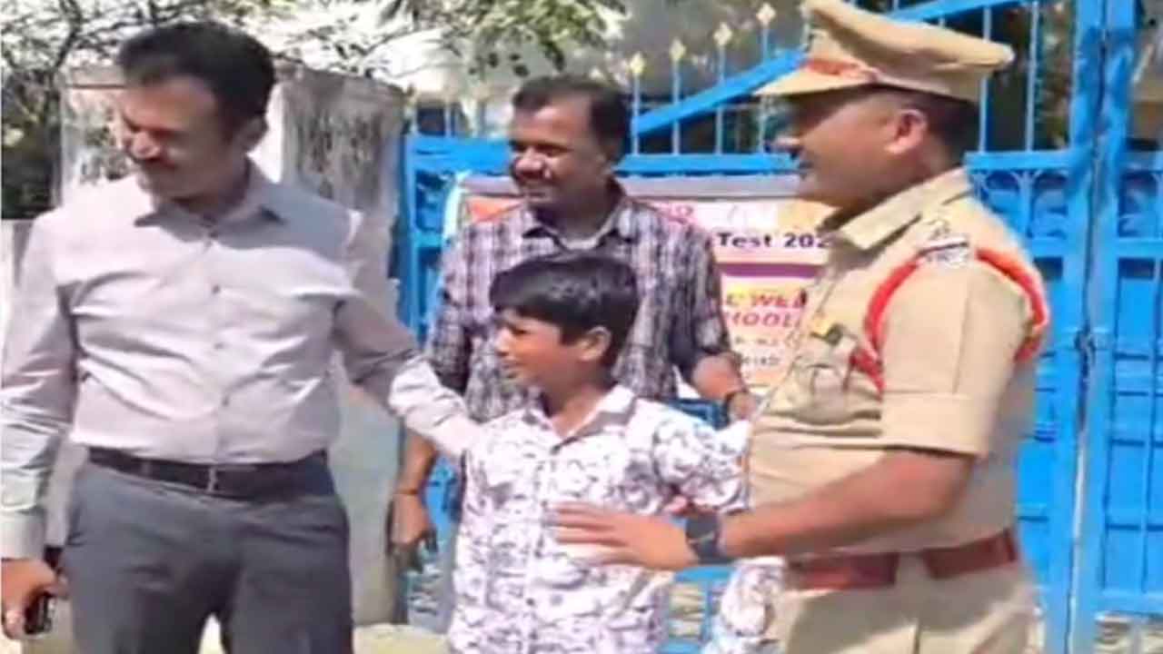 Hanmakonda | లోపలికి పోను భయమేస్తుంది.. బుజ్జగించి పంపించిన పోలీసులు