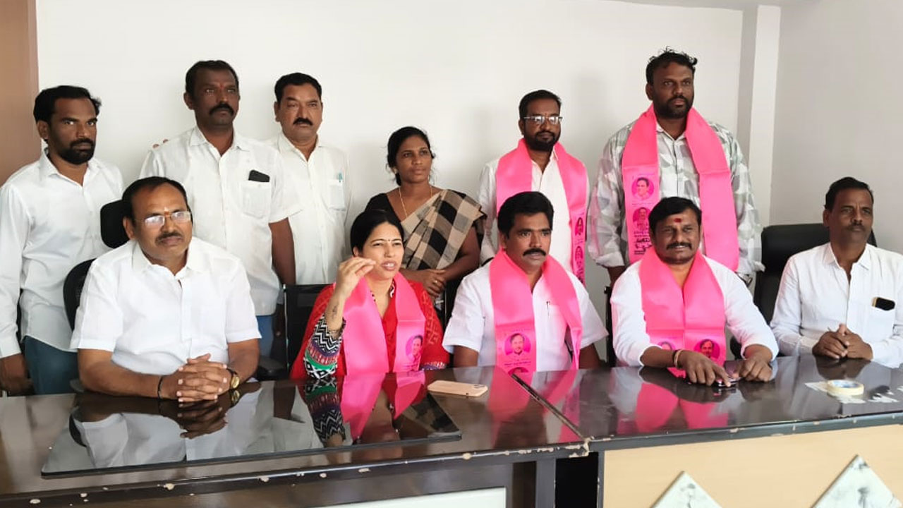 BRS Leaders | టీచర్‌పై రాజకీయ కక్షసాధింపు అవివేకం.. ఆమెపై సస్పెన్షన్‌ ఎత్తివేసేదాకా వదిలిపెట్టం