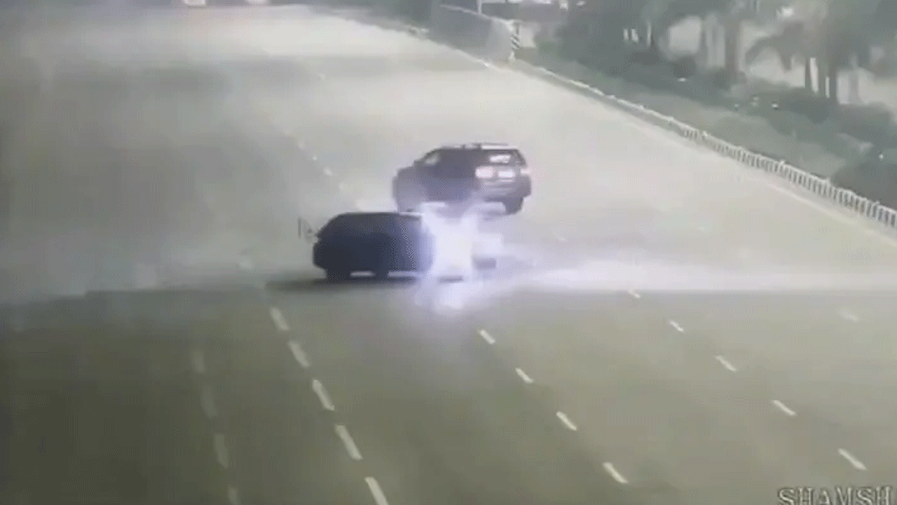 Car Stunts: ఔట‌ర్ రింగు రోడ్డుపై కార్ల‌తో స్టంట్‌.. ఇద్ద‌రు విద్యార్థులు అరెస్టు