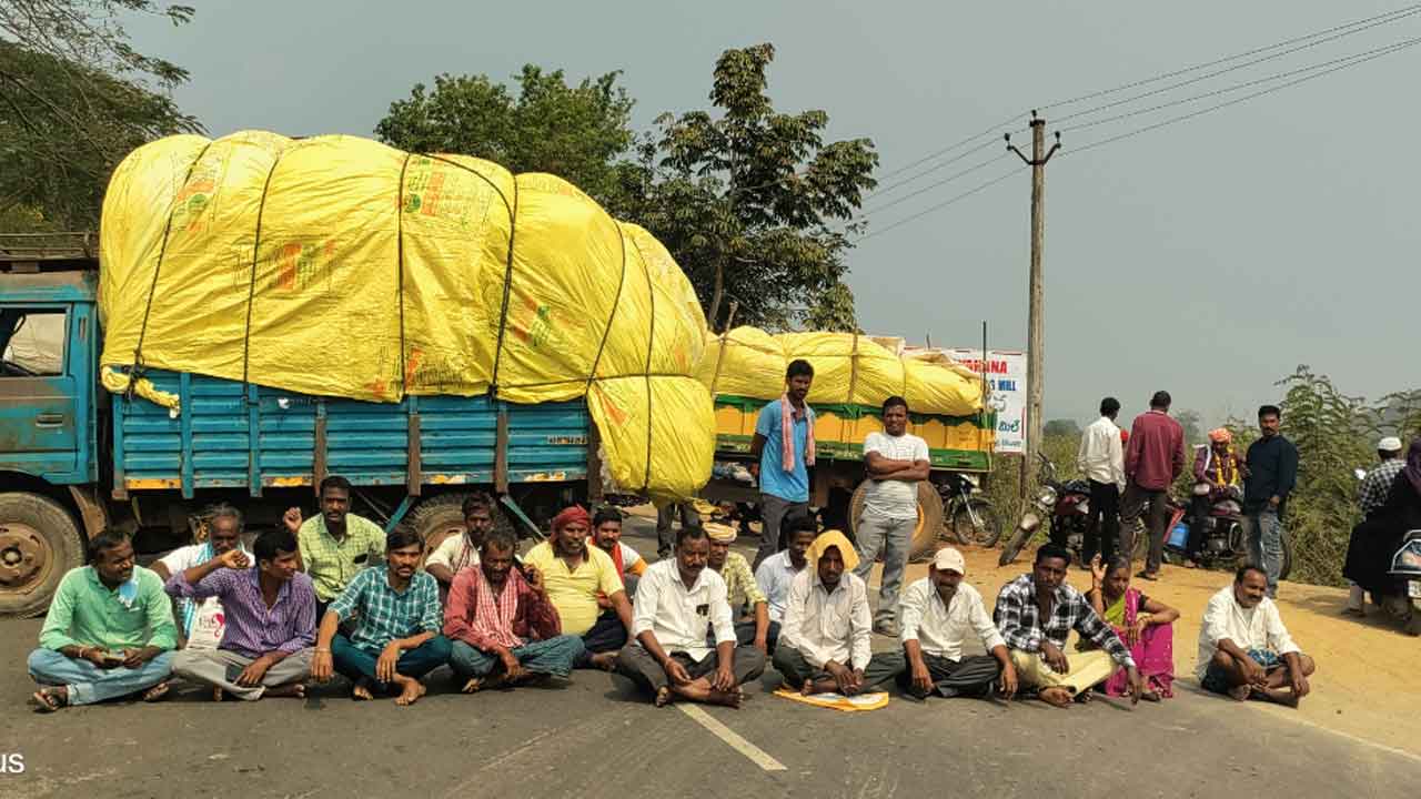 CCI | పత్తి కొనుగోలు చేయడం లేదని రైతుల ధర్నా.. భారీగా ట్రాఫిక్‌ జామ్‌