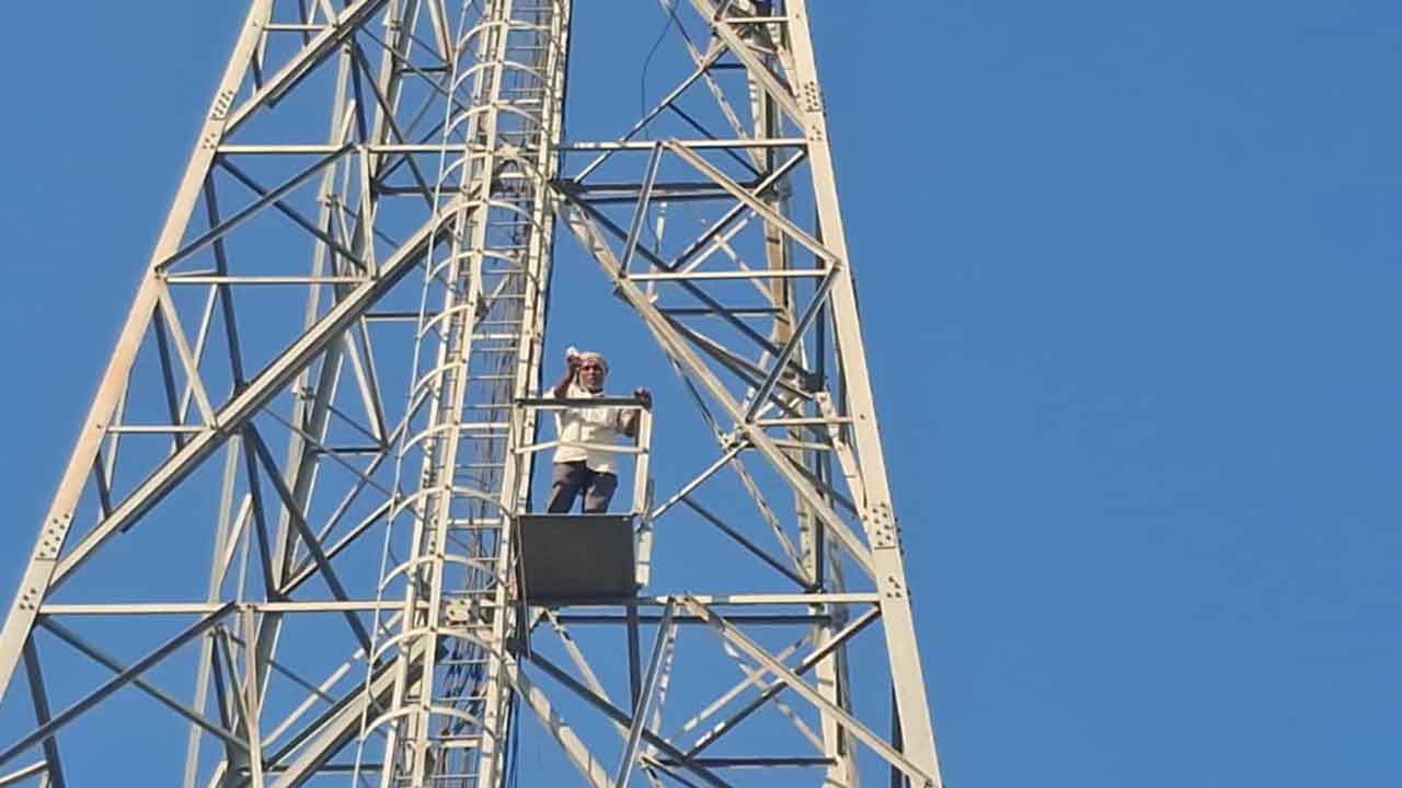 Cell tower | పోలీసులు పట్టించుకోవడం లేదని సెల్ టవర్ ఎక్కి వ్యక్తి నిరసన