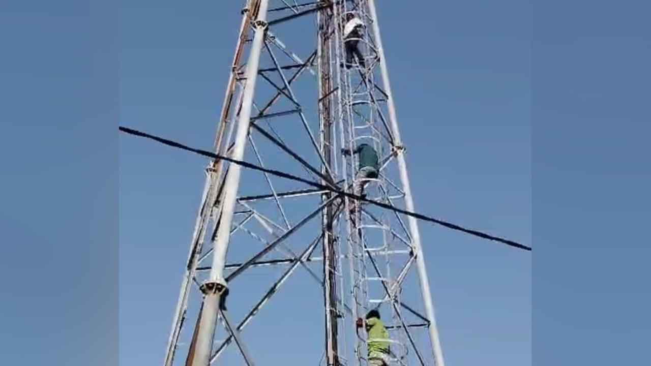 Sangareddy | డంపింగ్ యార్డ్ వద్దే వద్దు.. సెల్‌ టవర్‌ ఎక్కి గ్రామస్తుల నిరసన