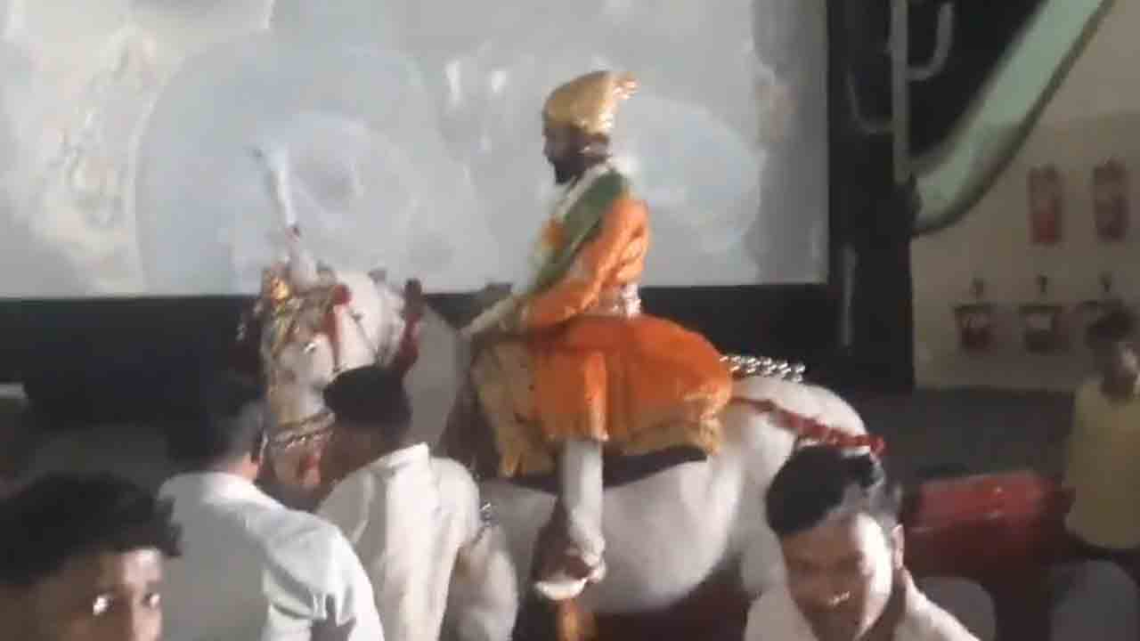 Chaava Movie | ‘ఛావా’ సినిమా.. థియేట‌ర్‌లోకి గుర్రంపై వ‌చ్చిన అభిమాని.. వీడియో